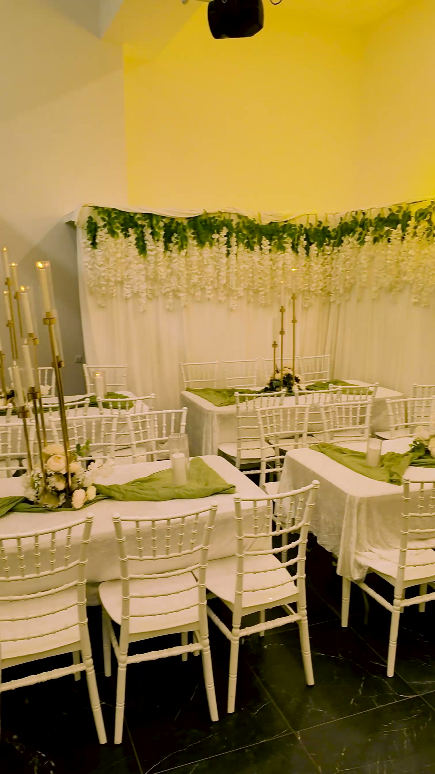 Kleiner Saal – Blumenwand Hochzeitssetup